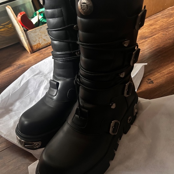 Men’s gothic style boots - Picture 3 of 7